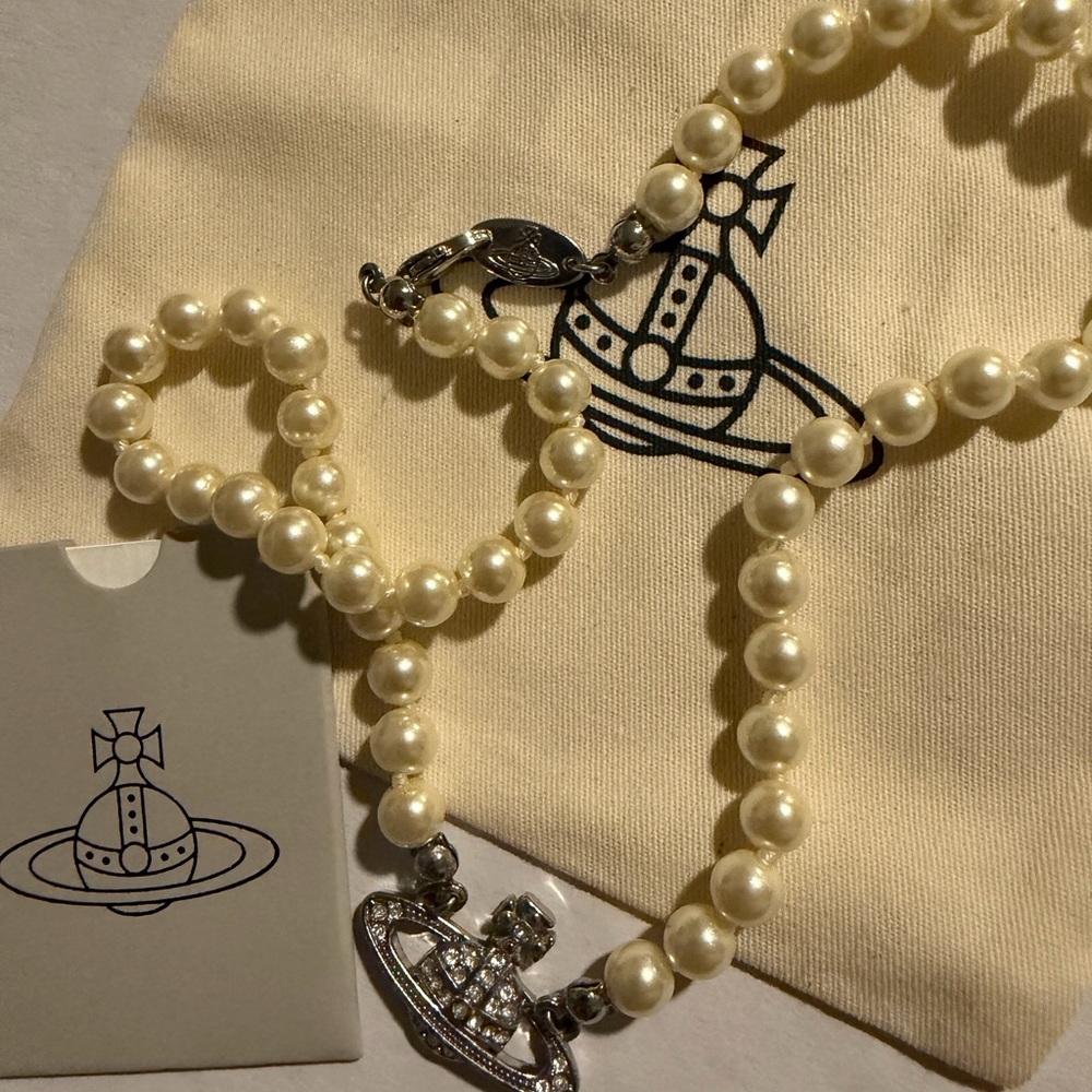 Vivienne Westwood Cream Pearl Chocker with Silver Pendant Orb - Picture 5 of 8